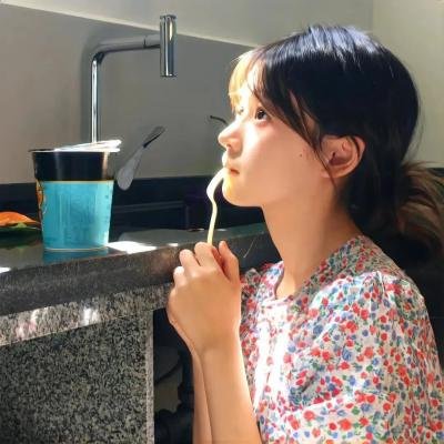 穿条纹衣的男孩